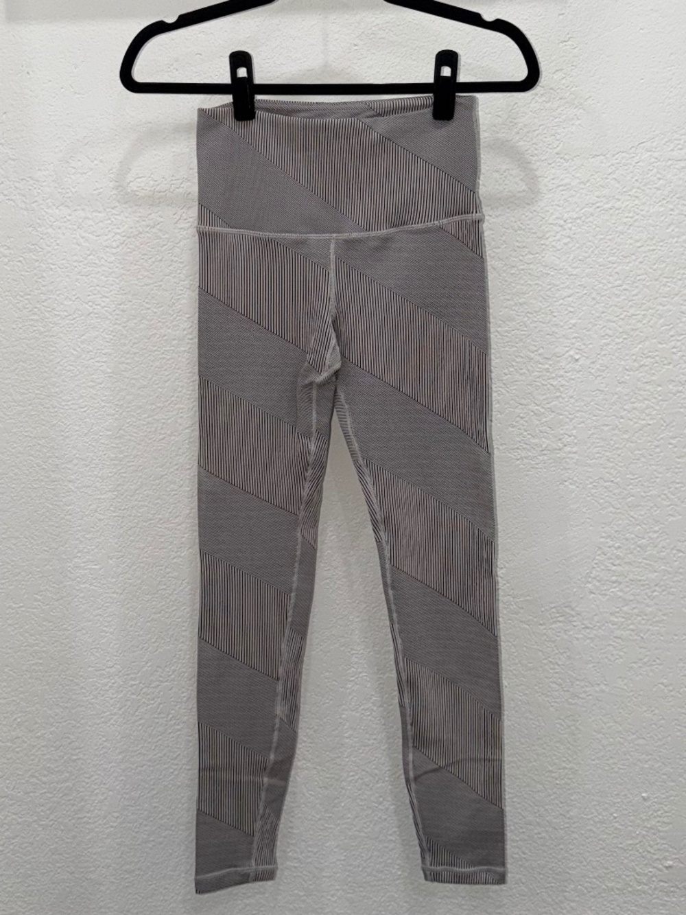 VIMMIA Core Leggings NIMBUS, Small, Black and White Diagonal Pin Stripes